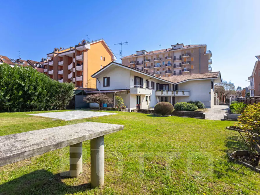 Immagine 3 di Villa in vendita  in Via Tevere n.11 a Oleggio