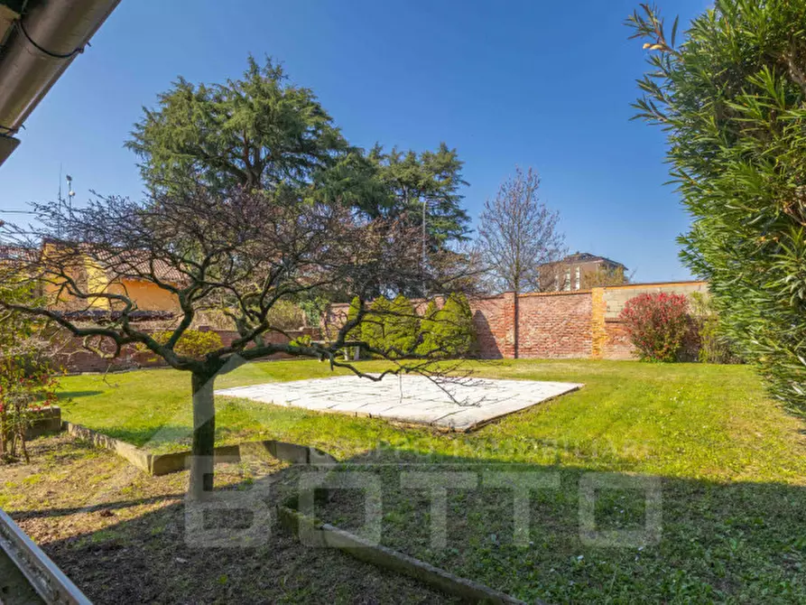 Immagine 5 di Villa in vendita  in Via Tevere n.11 a Oleggio