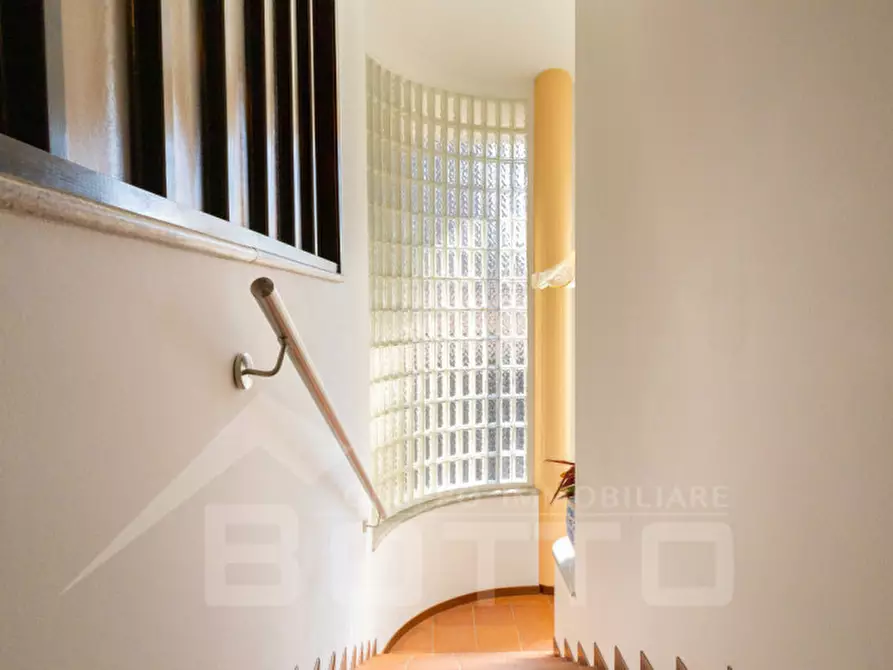 Immagine 13 di Villa in vendita  in Via Tevere n.11 a Oleggio