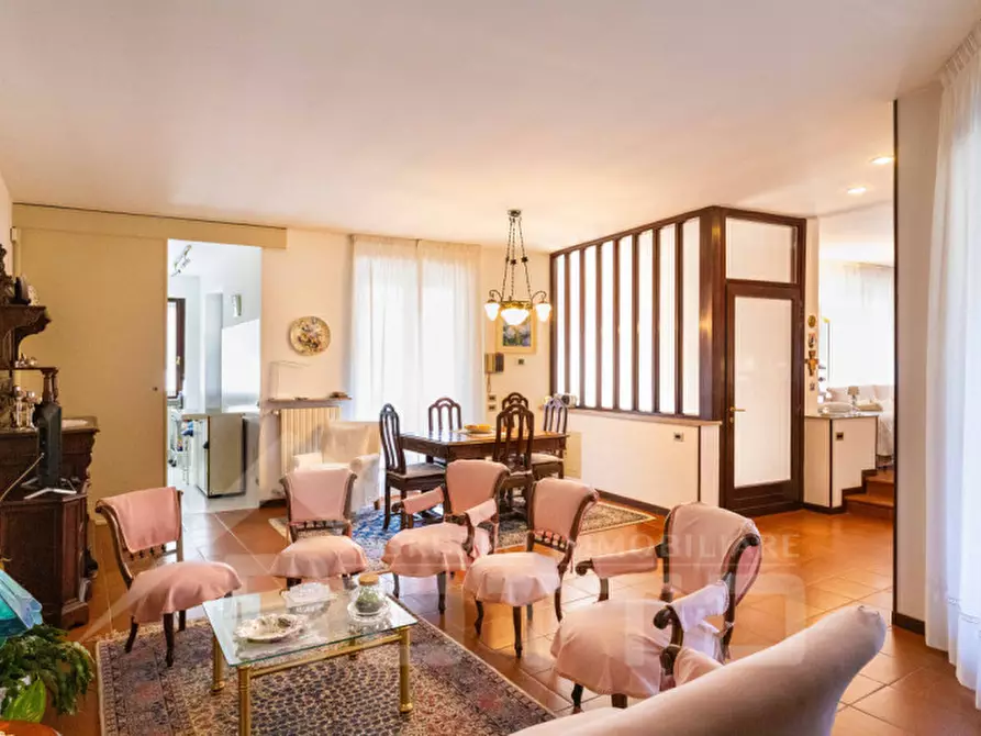 Immagine 14 di Villa in vendita  in Via Tevere n.11 a Oleggio