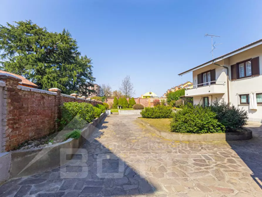 Immagine 45 di Villa in vendita  in Via Tevere n.11 a Oleggio