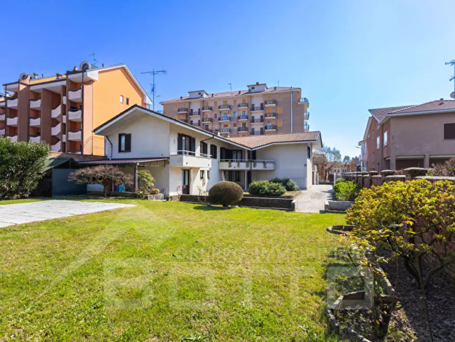 Immagine 49 di Villa in vendita  in Via Tevere n.11 a Oleggio