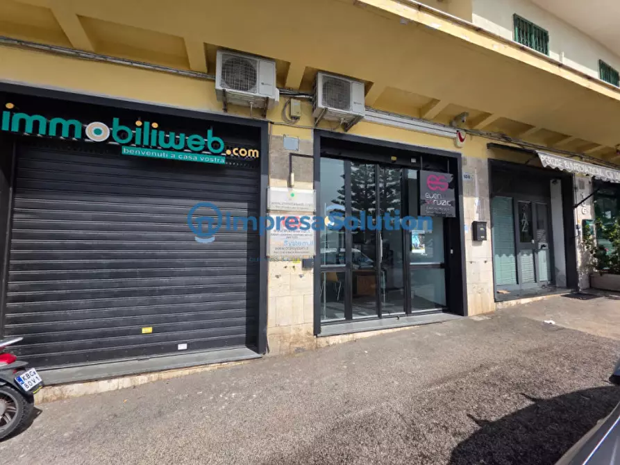 Immagine 1 di Negozio in affitto  in Via Michelangelo da Caravaggio a Napoli