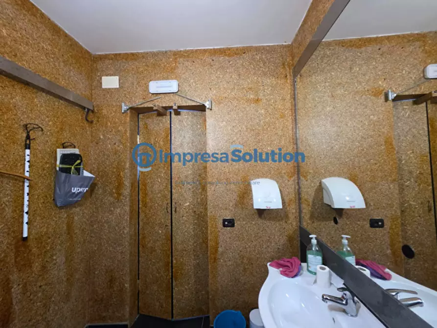 Immagine 25 di Negozio in affitto  in Via Michelangelo da Caravaggio a Napoli