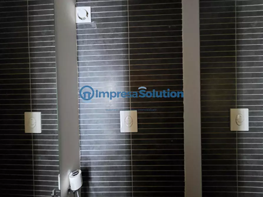 Immagine 26 di Negozio in affitto  in Via Michelangelo da Caravaggio a Napoli