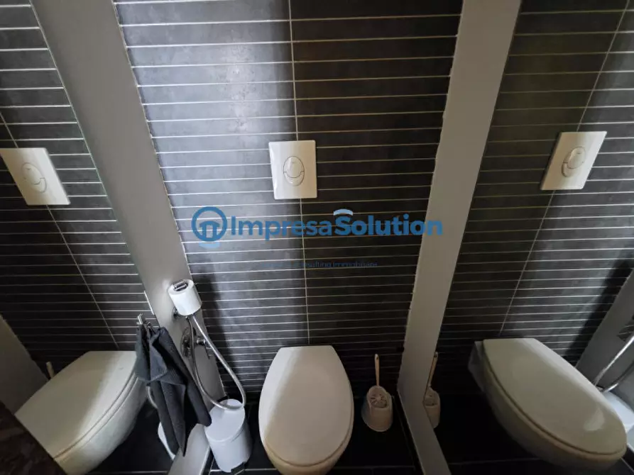 Immagine 27 di Negozio in affitto  in Via Michelangelo da Caravaggio a Napoli