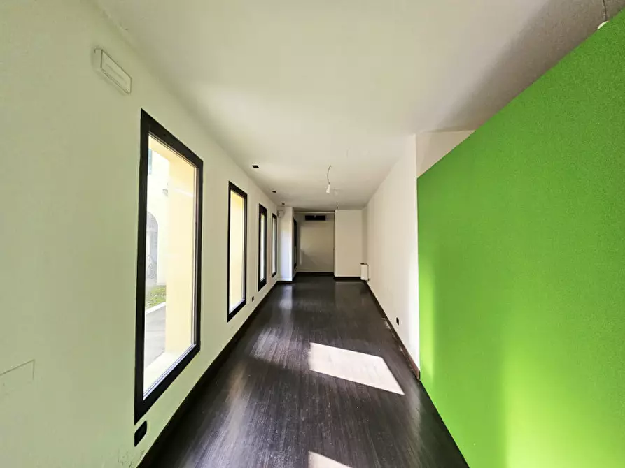 Immagine 1 di Negozio in affitto  in Via Camillo Benso Conte di Cavour a Este