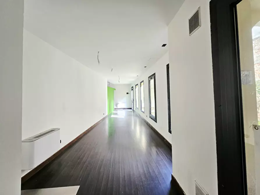 Immagine 2 di Negozio in affitto  in Via Camillo Benso Conte di Cavour a Este