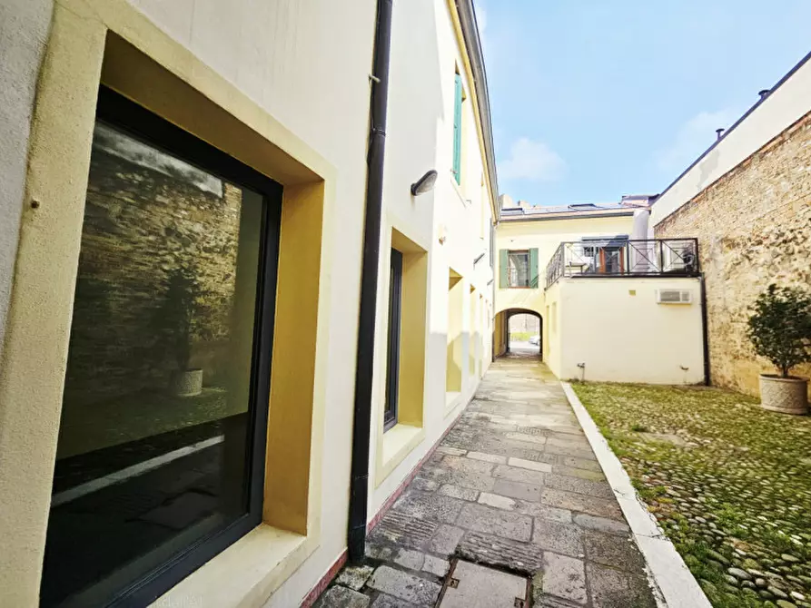 Immagine 4 di Negozio in affitto  in Via Camillo Benso Conte di Cavour a Este