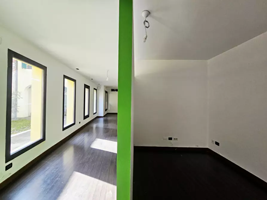 Immagine 5 di Negozio in affitto  in Via Camillo Benso Conte di Cavour a Este