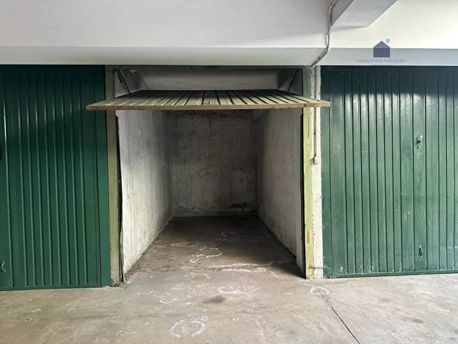 Immagine 1 di Garage in vendita  in Via Asti a Brescia