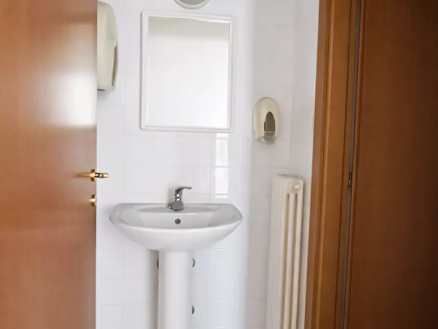 Immagine 13 di Ufficio in vendita  in VIA EMILIA 17 a Rimini