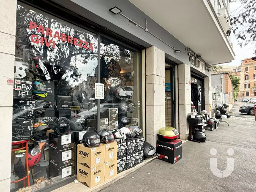 Immagine 2 di Negozio in vendita  in Via Marruvio a Roma