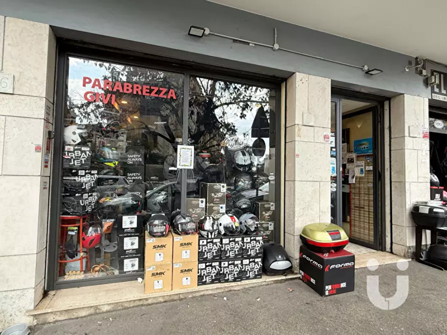 Immagine 3 di Negozio in vendita  in Via Marruvio a Roma