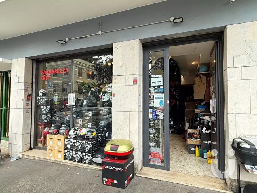 Immagine 4 di Negozio in vendita  in Via Marruvio a Roma