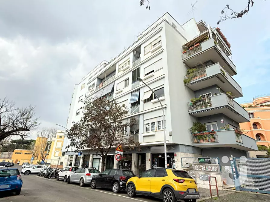 Immagine 5 di Negozio in vendita  in Via Marruvio a Roma