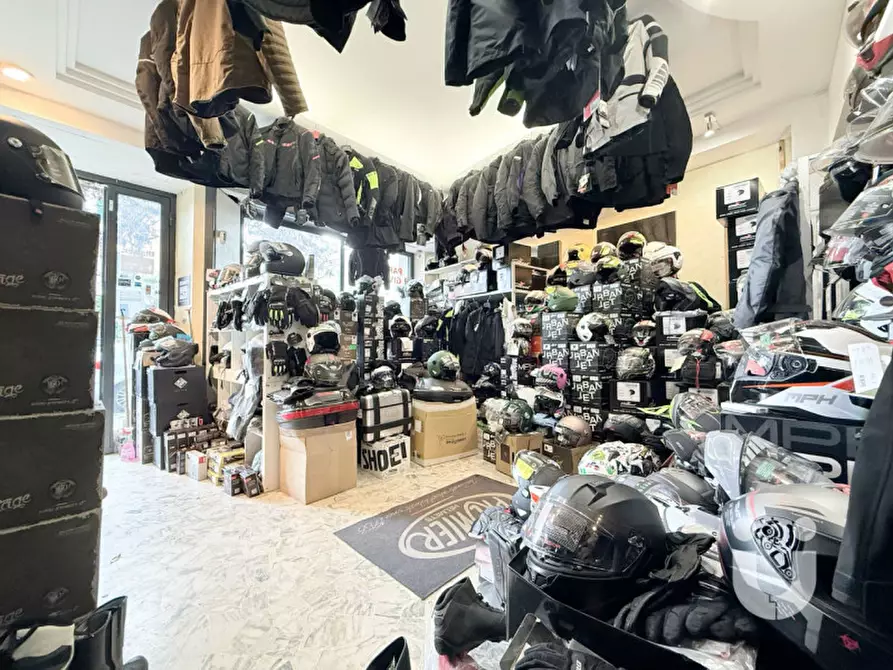 Immagine 6 di Negozio in vendita  in Via Marruvio a Roma