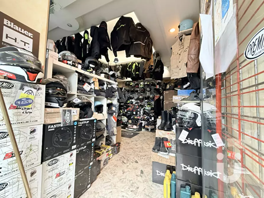 Immagine 7 di Negozio in vendita  in Via Marruvio a Roma