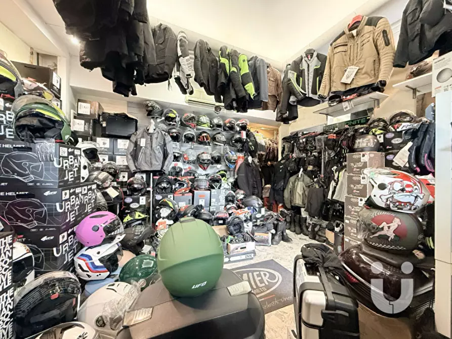 Immagine 8 di Negozio in vendita  in Via Marruvio a Roma