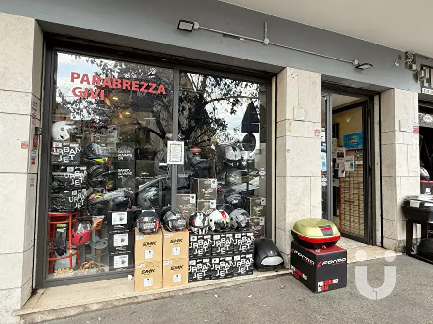 Immagine 9 di Negozio in vendita  in Via Marruvio a Roma