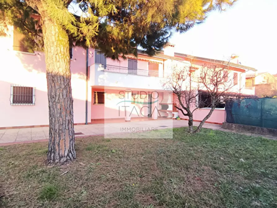Immagine 2 di Casa bifamiliare in vendita  in via Polesine a Padova