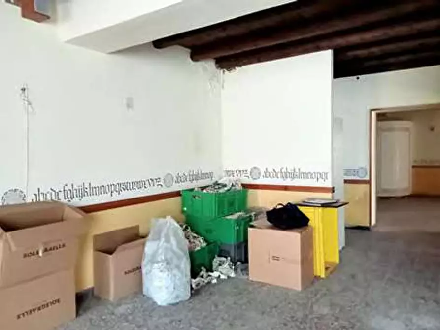 Immagine 15 di Negozio in vendita  in Via Chiesuola 2 a Grezzana