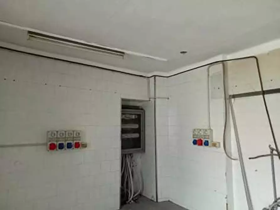 Immagine 28 di Negozio in vendita  in Via Chiesuola 2 a Grezzana