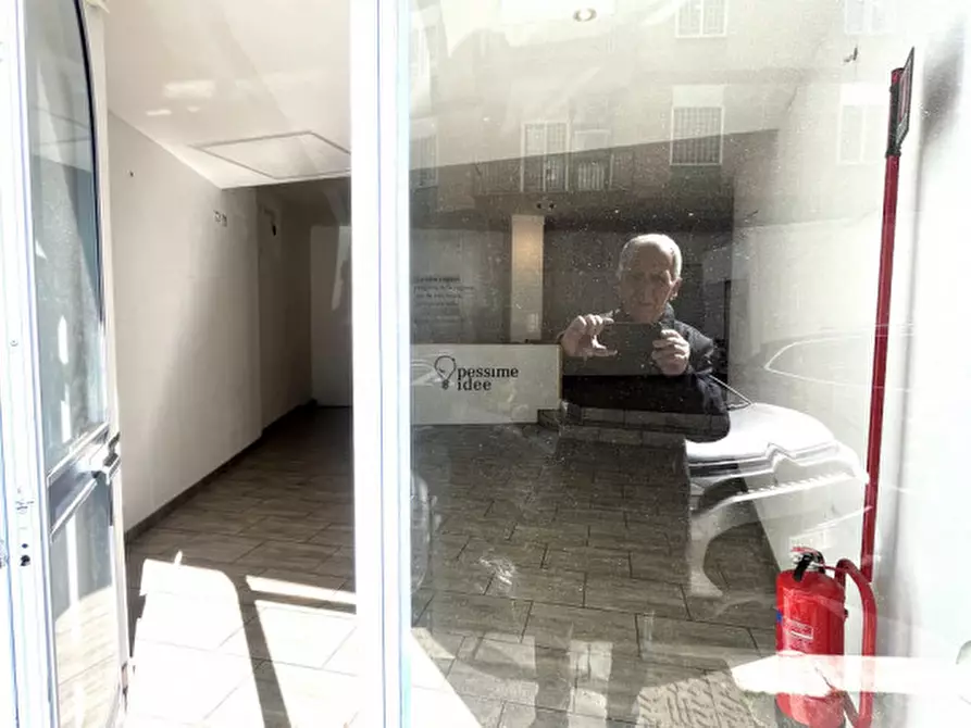 Immagine 12 di Negozio in vendita  in Via Antonio Serra a Roma