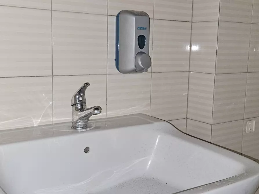 Immagine 12 di Ufficio in affitto  a Este