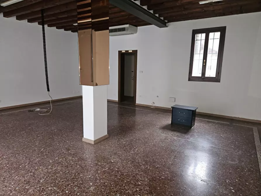 Immagine 15 di Ufficio in affitto  a Este