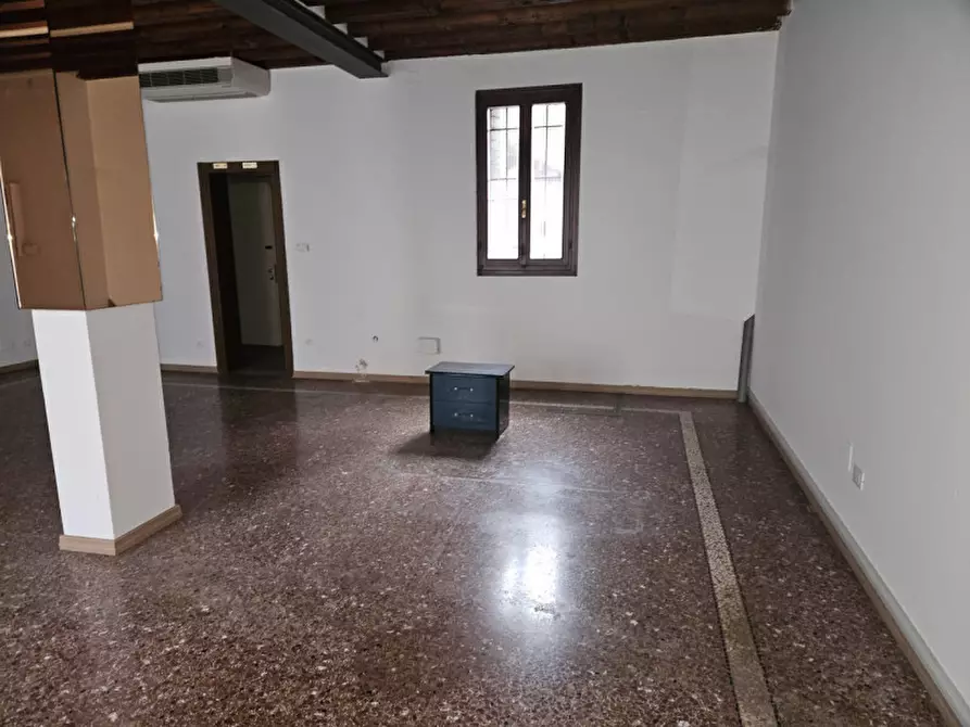Immagine 17 di Ufficio in affitto  a Este