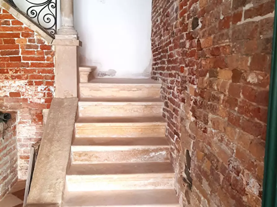 Immagine 15 di Palazzo in vendita  in san polo a Venezia
