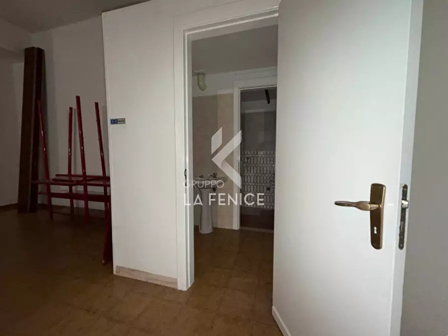 Immagine 15 di Attività commerciale in vendita  in Via Giovanni Giolitti 6 a Martina Franca