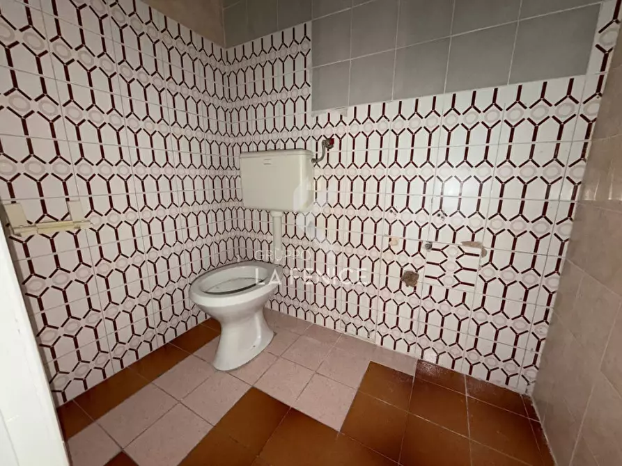 Immagine 17 di Attività commerciale in vendita  in Via Giovanni Giolitti 6 a Martina Franca