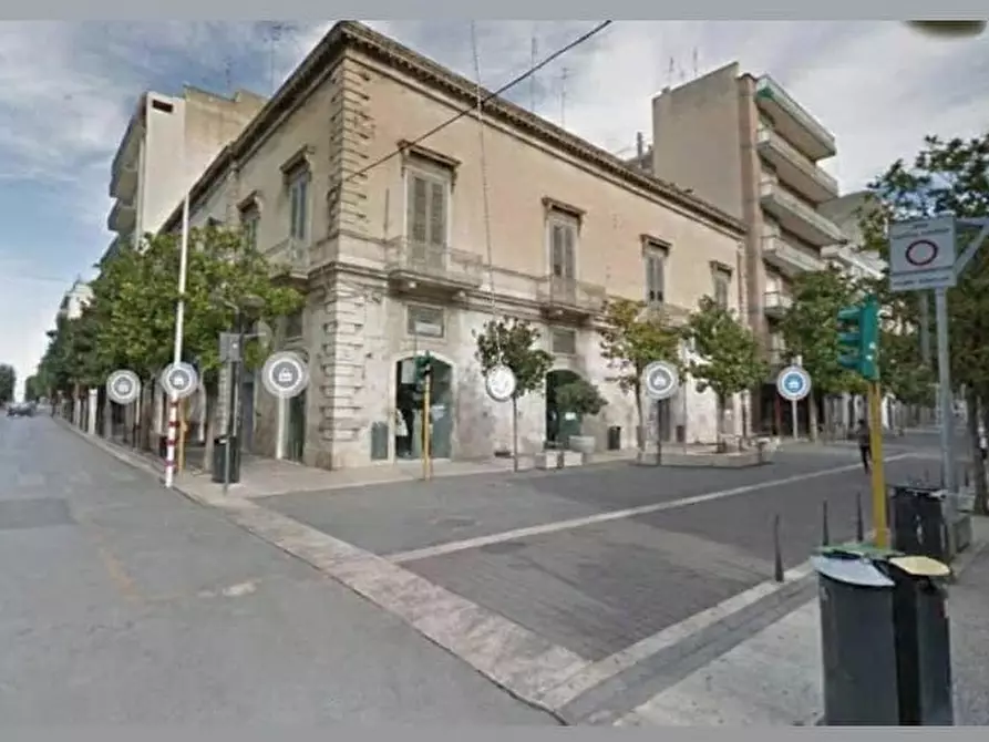 Immagine 1 di Negozio in affitto  in Viale Francesco Crispi, 8 a Andria