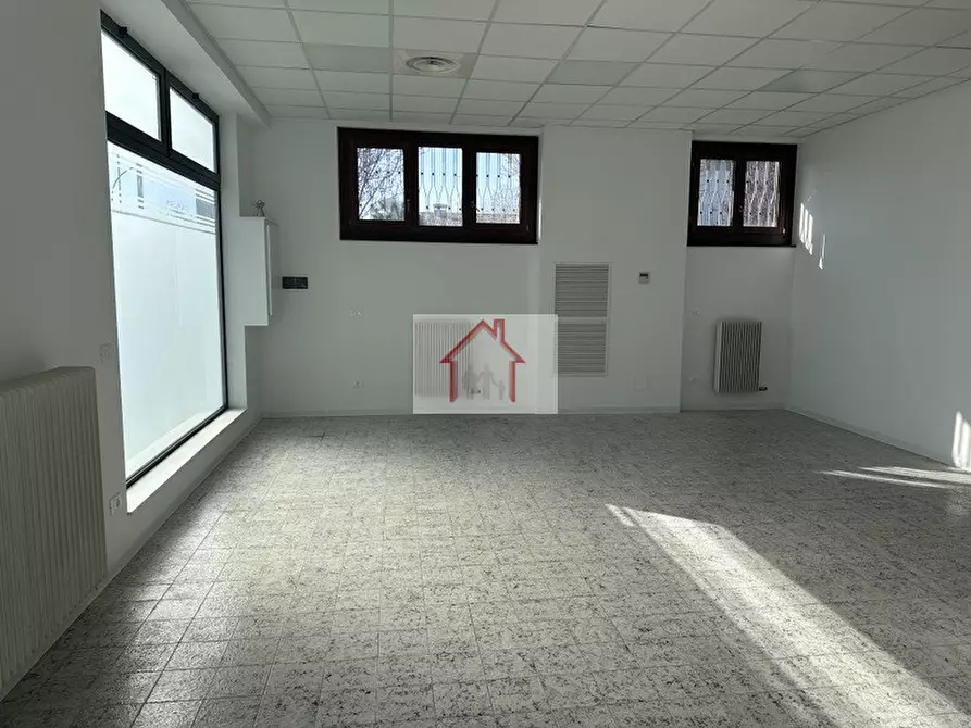 Immagine 1 di Negozio in affitto  a Villorba