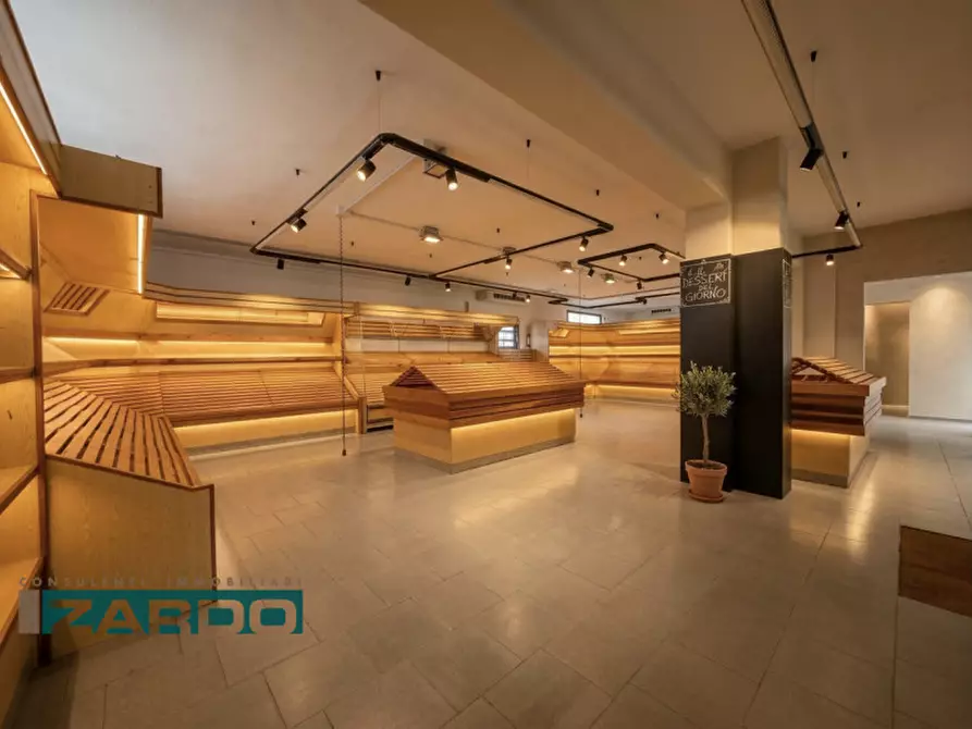 Immagine 2 di Negozio in vendita  a Riese Pio x