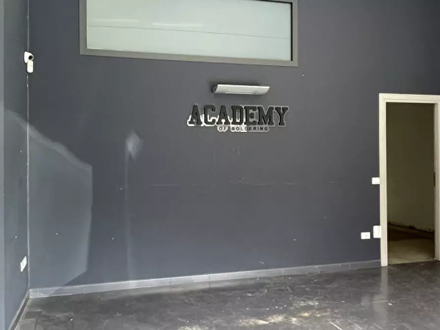 Immagine 3 di Negozio in affitto  in Viale Giacomo Leopardi a Lecce