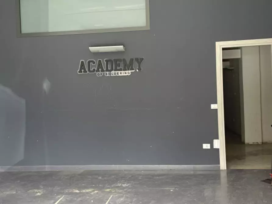 Immagine 4 di Negozio in affitto  in Viale Giacomo Leopardi a Lecce