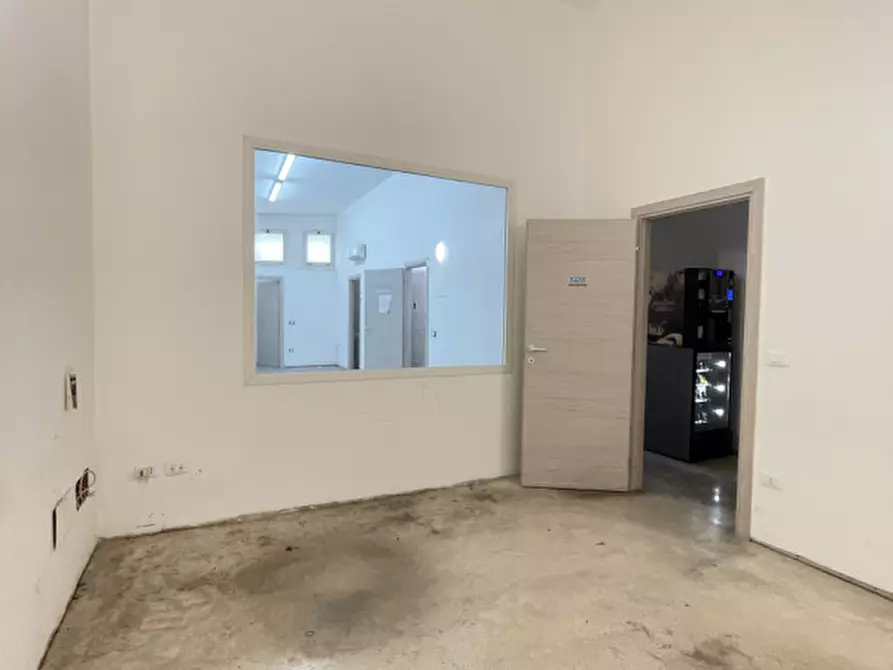 Immagine 14 di Negozio in affitto  in Viale Giacomo Leopardi a Lecce