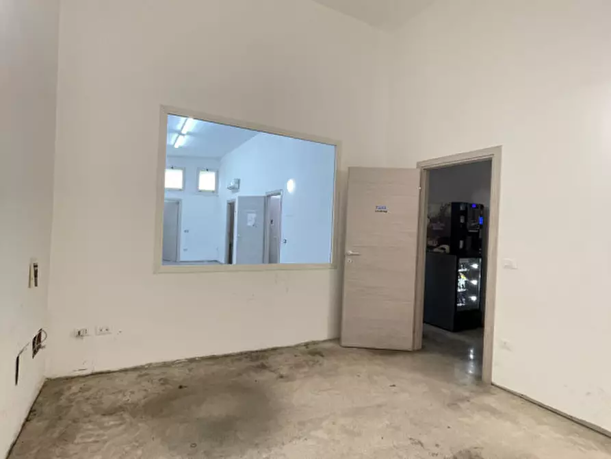 Immagine 15 di Negozio in affitto  in Viale Giacomo Leopardi a Lecce