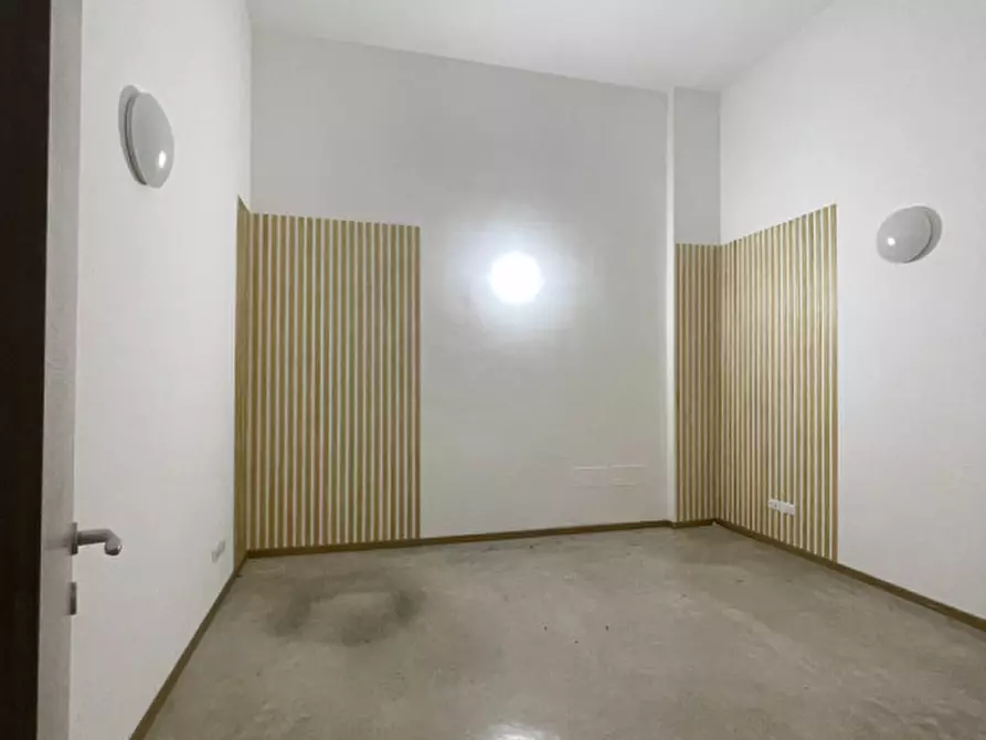 Immagine 19 di Negozio in affitto  in Viale Giacomo Leopardi a Lecce