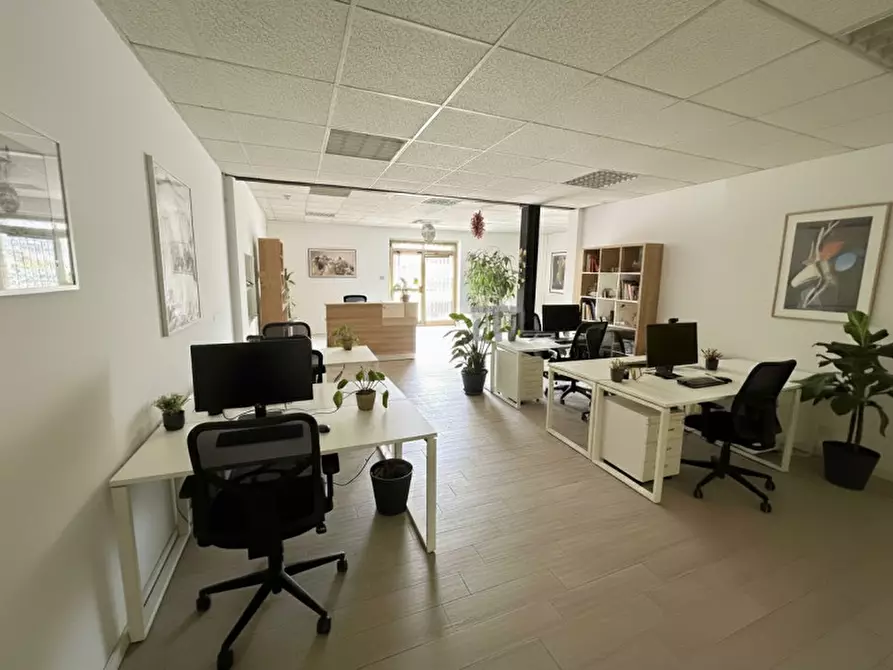 Immagine 1 di Negozio in affitto  a Bussolengo