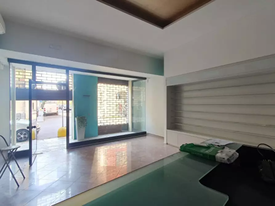 Immagine 1 di Negozio in affitto  in Piazza della Costituente a Mirandola