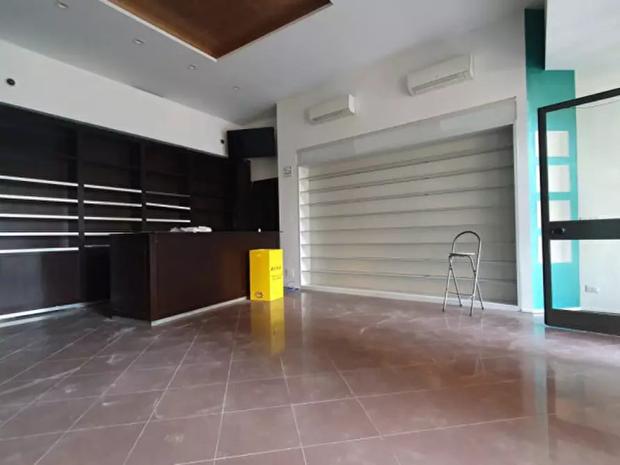 Immagine 2 di Negozio in affitto  in Piazza della Costituente a Mirandola