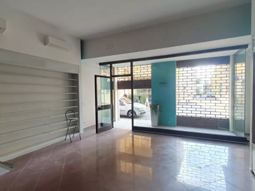 Immagine 3 di Negozio in affitto  in Piazza della Costituente a Mirandola