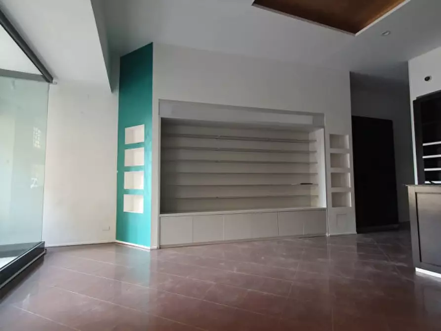 Immagine 5 di Negozio in affitto  in Piazza della Costituente a Mirandola