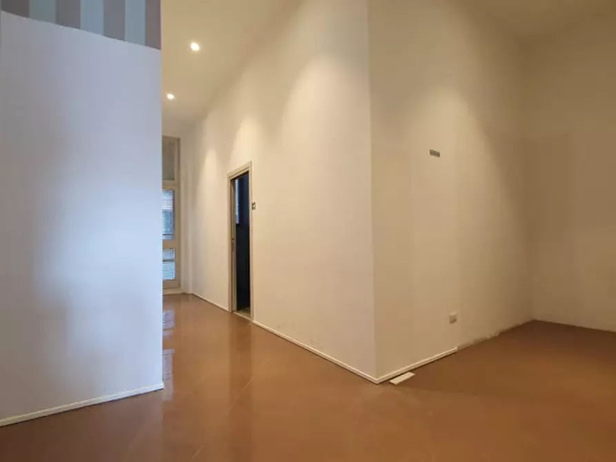 Immagine 9 di Negozio in affitto  in Piazza della Costituente a Mirandola