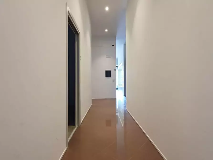 Immagine 13 di Negozio in affitto  in Piazza della Costituente a Mirandola