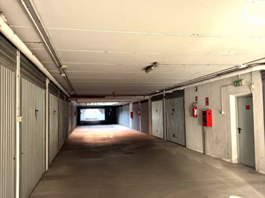 Immagine 1 di Garage in vendita  in Via Valpolicella a Verona